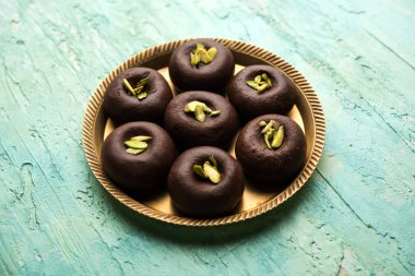 Çikolatasüt peda veya pera veya pedha fıstık ile süslenmiş tatlı yoğunlaştırılmış Süt ve kakao tozu kullanılarak yapılır. seçici odaklama