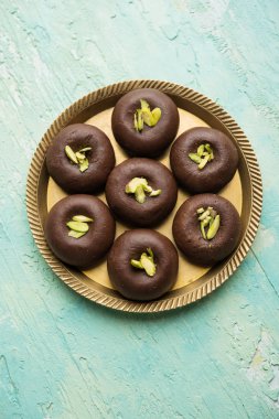 Çikolatasüt peda veya pera veya pedha fıstık ile süslenmiş tatlı yoğunlaştırılmış Süt ve kakao tozu kullanılarak yapılır. seçici odaklama