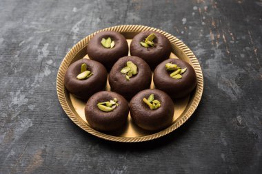 Çikolatasüt peda veya pera veya pedha fıstık ile süslenmiş tatlı yoğunlaştırılmış Süt ve kakao tozu kullanılarak yapılır. seçici odaklama