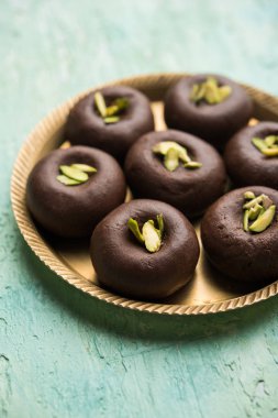 Çikolatasüt peda veya pera veya pedha fıstık ile süslenmiş tatlı yoğunlaştırılmış Süt ve kakao tozu kullanılarak yapılır. seçici odaklama