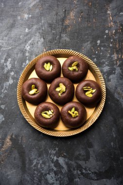 Çikolatasüt peda veya pera veya pedha fıstık ile süslenmiş tatlı yoğunlaştırılmış Süt ve kakao tozu kullanılarak yapılır. seçici odaklama