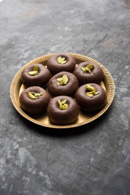 Çikolatasüt peda veya pera veya pedha fıstık ile süslenmiş tatlı yoğunlaştırılmış Süt ve kakao tozu kullanılarak yapılır. seçici odaklama