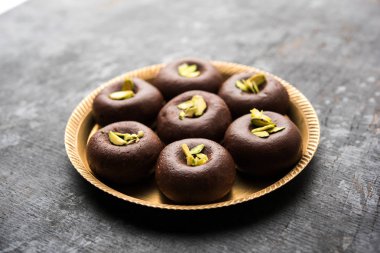 Çikolatasüt peda veya pera veya pedha fıstık ile süslenmiş tatlı yoğunlaştırılmış Süt ve kakao tozu kullanılarak yapılır. seçici odaklama