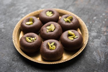 Çikolatasüt peda veya pera veya pedha fıstık ile süslenmiş tatlı yoğunlaştırılmış Süt ve kakao tozu kullanılarak yapılır. seçici odaklama