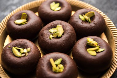 Çikolatasüt peda veya pera veya pedha fıstık ile süslenmiş tatlı yoğunlaştırılmış Süt ve kakao tozu kullanılarak yapılır. seçici odaklama