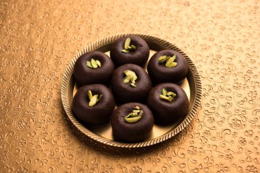 Çikolatasüt peda veya pera veya pedha fıstık ile süslenmiş tatlı yoğunlaştırılmış Süt ve kakao tozu kullanılarak yapılır. seçici odaklama