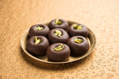 Çikolatasüt peda veya pera veya pedha fıstık ile süslenmiş tatlı yoğunlaştırılmış Süt ve kakao tozu kullanılarak yapılır. seçici odaklama