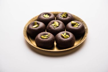 Çikolatasüt peda veya pera veya pedha fıstık ile süslenmiş tatlı yoğunlaştırılmış Süt ve kakao tozu kullanılarak yapılır. seçici odaklama