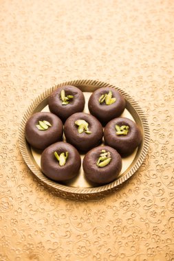 Çikolatasüt peda veya pera veya pedha fıstık ile süslenmiş tatlı yoğunlaştırılmış Süt ve kakao tozu kullanılarak yapılır. seçici odaklama