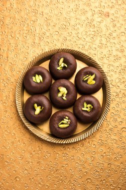 Çikolatasüt peda veya pera veya pedha fıstık ile süslenmiş tatlı yoğunlaştırılmış Süt ve kakao tozu kullanılarak yapılır. seçici odaklama