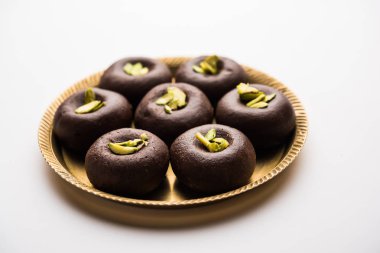 Çikolatasüt peda veya pera veya pedha fıstık ile süslenmiş tatlı yoğunlaştırılmış Süt ve kakao tozu kullanılarak yapılır. seçici odaklama