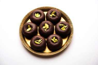 Çikolatasüt peda veya pera veya pedha fıstık ile süslenmiş tatlı yoğunlaştırılmış Süt ve kakao tozu kullanılarak yapılır. seçici odaklama