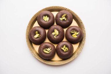 Çikolatasüt peda veya pera veya pedha fıstık ile süslenmiş tatlı yoğunlaştırılmış Süt ve kakao tozu kullanılarak yapılır. seçici odaklama