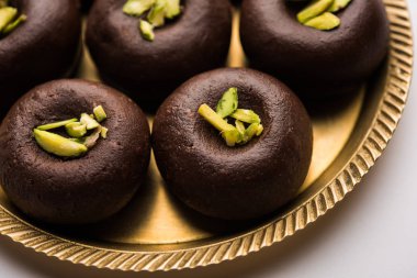 Çikolatasüt peda veya pera veya pedha fıstık ile süslenmiş tatlı yoğunlaştırılmış Süt ve kakao tozu kullanılarak yapılır. seçici odaklama