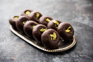 Çikolatasüt peda veya pera veya pedha fıstık ile süslenmiş tatlı yoğunlaştırılmış Süt ve kakao tozu kullanılarak yapılır. seçici odaklama