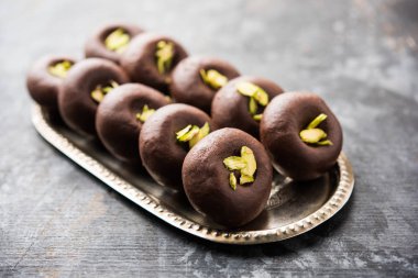 Çikolatasüt peda veya pera veya pedha fıstık ile süslenmiş tatlı yoğunlaştırılmış Süt ve kakao tozu kullanılarak yapılır. seçici odaklama