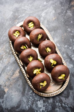 Çikolatasüt peda veya pera veya pedha fıstık ile süslenmiş tatlı yoğunlaştırılmış Süt ve kakao tozu kullanılarak yapılır. seçici odaklama