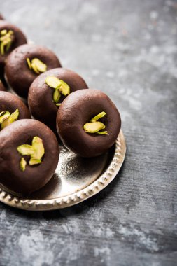 Çikolatasüt peda veya pera veya pedha fıstık ile süslenmiş tatlı yoğunlaştırılmış Süt ve kakao tozu kullanılarak yapılır. seçici odaklama