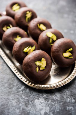 Çikolatasüt peda veya pera veya pedha fıstık ile süslenmiş tatlı yoğunlaştırılmış Süt ve kakao tozu kullanılarak yapılır. seçici odaklama