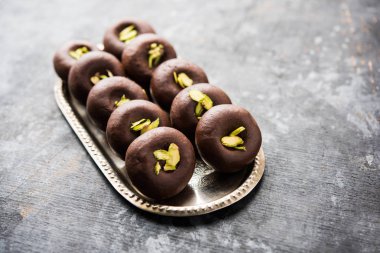 Çikolatasüt peda veya pera veya pedha fıstık ile süslenmiş tatlı yoğunlaştırılmış Süt ve kakao tozu kullanılarak yapılır. seçici odaklama