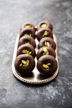 Çikolatasüt peda veya pera veya pedha fıstık ile süslenmiş tatlı yoğunlaştırılmış Süt ve kakao tozu kullanılarak yapılır. seçici odaklama