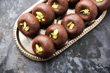 Çikolatasüt peda veya pera veya pedha fıstık ile süslenmiş tatlı yoğunlaştırılmış Süt ve kakao tozu kullanılarak yapılır. seçici odaklama