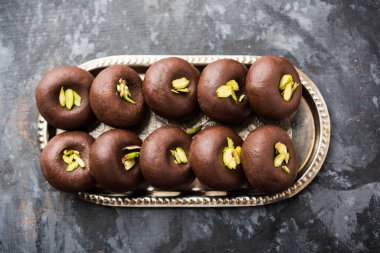 Çikolatasüt peda veya pera veya pedha fıstık ile süslenmiş tatlı yoğunlaştırılmış Süt ve kakao tozu kullanılarak yapılır. seçici odaklama