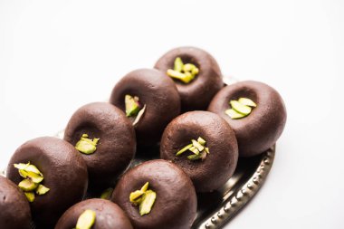 Çikolatasüt peda veya pera veya pedha fıstık ile süslenmiş tatlı yoğunlaştırılmış Süt ve kakao tozu kullanılarak yapılır. seçici odaklama