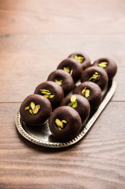 Çikolatasüt peda veya pera veya pedha fıstık ile süslenmiş tatlı yoğunlaştırılmış Süt ve kakao tozu kullanılarak yapılır. seçici odaklama