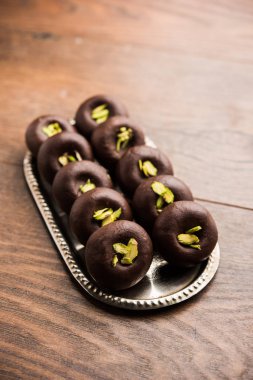 Çikolatasüt peda veya pera veya pedha fıstık ile süslenmiş tatlı yoğunlaştırılmış Süt ve kakao tozu kullanılarak yapılır. seçici odaklama