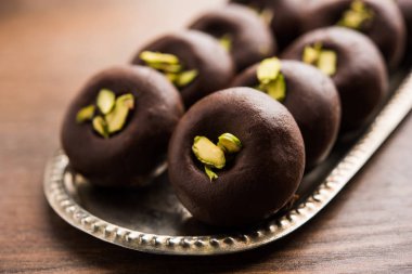 Çikolatasüt peda veya pera veya pedha fıstık ile süslenmiş tatlı yoğunlaştırılmış Süt ve kakao tozu kullanılarak yapılır. seçici odaklama