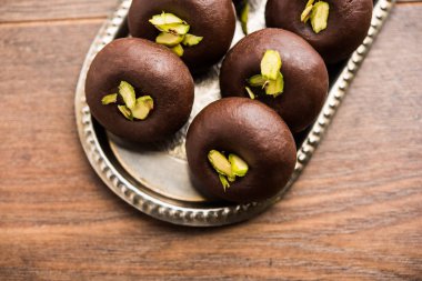 Çikolatasüt peda veya pera veya pedha fıstık ile süslenmiş tatlı yoğunlaştırılmış Süt ve kakao tozu kullanılarak yapılır. seçici odaklama