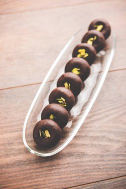 Çikolatasüt peda veya pera veya pedha fıstık ile süslenmiş tatlı yoğunlaştırılmış Süt ve kakao tozu kullanılarak yapılır. seçici odaklama