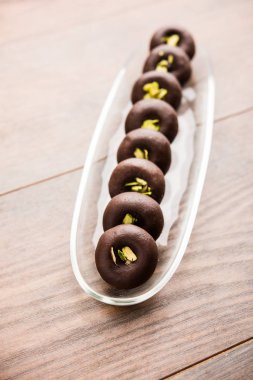 Çikolatasüt peda veya pera veya pedha fıstık ile süslenmiş tatlı yoğunlaştırılmış Süt ve kakao tozu kullanılarak yapılır. seçici odaklama