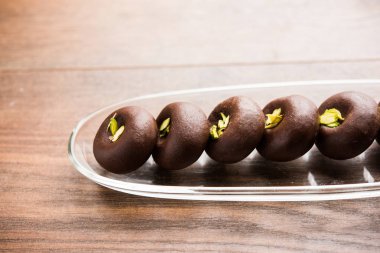 Çikolatasüt peda veya pera veya pedha fıstık ile süslenmiş tatlı yoğunlaştırılmış Süt ve kakao tozu kullanılarak yapılır. seçici odaklama