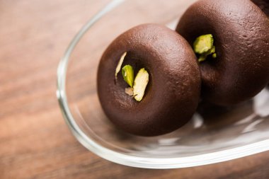 Çikolatasüt peda veya pera veya pedha fıstık ile süslenmiş tatlı yoğunlaştırılmış Süt ve kakao tozu kullanılarak yapılır. seçici odaklama