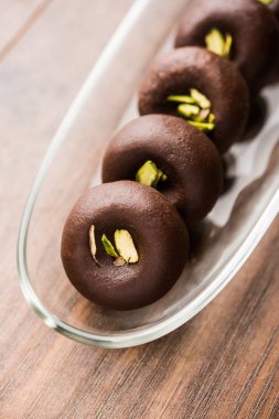 Çikolatasüt peda veya pera veya pedha fıstık ile süslenmiş tatlı yoğunlaştırılmış Süt ve kakao tozu kullanılarak yapılır. seçici odaklama