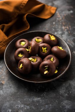 Çikolatasüt peda veya pera veya pedha fıstık ile süslenmiş tatlı yoğunlaştırılmış Süt ve kakao tozu kullanılarak yapılır. seçici odaklama