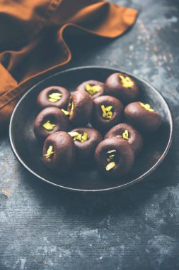 Çikolatasüt peda veya pera veya pedha fıstık ile süslenmiş tatlı yoğunlaştırılmış Süt ve kakao tozu kullanılarak yapılır. seçici odaklama