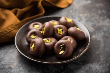 Çikolatasüt peda veya pera veya pedha fıstık ile süslenmiş tatlı yoğunlaştırılmış Süt ve kakao tozu kullanılarak yapılır. seçici odaklama