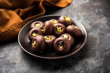 Çikolatasüt peda veya pera veya pedha fıstık ile süslenmiş tatlı yoğunlaştırılmış Süt ve kakao tozu kullanılarak yapılır. seçici odaklama