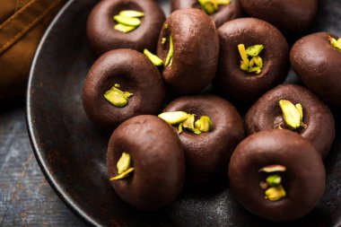 Çikolatasüt peda veya pera veya pedha fıstık ile süslenmiş tatlı yoğunlaştırılmış Süt ve kakao tozu kullanılarak yapılır. seçici odaklama