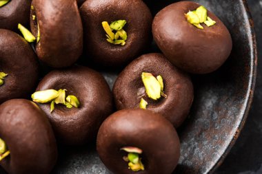 Çikolatasüt peda veya pera veya pedha fıstık ile süslenmiş tatlı yoğunlaştırılmış Süt ve kakao tozu kullanılarak yapılır. seçici odaklama