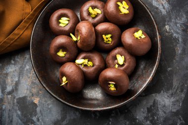 Çikolatasüt peda veya pera veya pedha fıstık ile süslenmiş tatlı yoğunlaştırılmış Süt ve kakao tozu kullanılarak yapılır. seçici odaklama