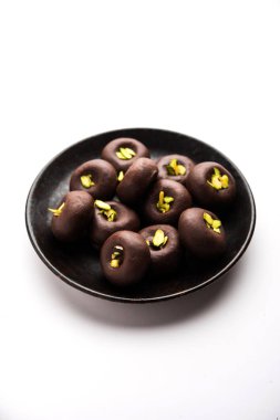 Çikolatasüt peda veya pera veya pedha fıstık ile süslenmiş tatlı yoğunlaştırılmış Süt ve kakao tozu kullanılarak yapılır. seçici odaklama