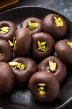 Çikolatasüt peda veya pera veya pedha fıstık ile süslenmiş tatlı yoğunlaştırılmış Süt ve kakao tozu kullanılarak yapılır. seçici odaklama