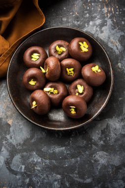 Çikolatasüt peda veya pera veya pedha fıstık ile süslenmiş tatlı yoğunlaştırılmış Süt ve kakao tozu kullanılarak yapılır. seçici odaklama