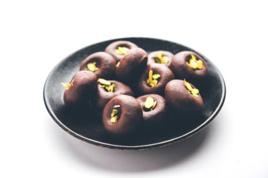 Çikolatasüt peda veya pera veya pedha fıstık ile süslenmiş tatlı yoğunlaştırılmış Süt ve kakao tozu kullanılarak yapılır. seçici odaklama