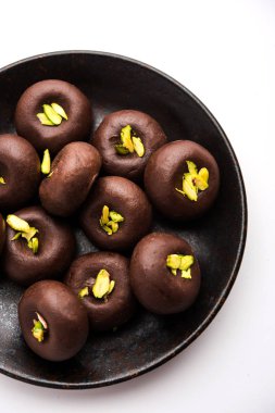 Çikolatasüt peda veya pera veya pedha fıstık ile süslenmiş tatlı yoğunlaştırılmış Süt ve kakao tozu kullanılarak yapılır. seçici odaklama