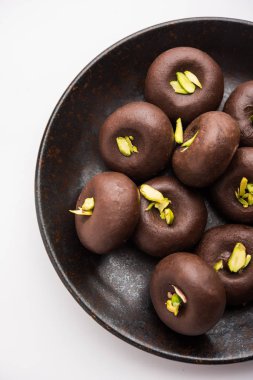 Çikolatasüt peda veya pera veya pedha fıstık ile süslenmiş tatlı yoğunlaştırılmış Süt ve kakao tozu kullanılarak yapılır. seçici odaklama